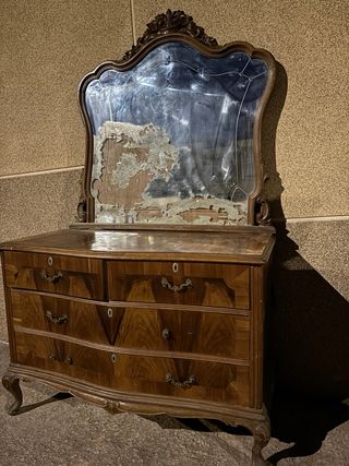 Coqueta con espejo antigua