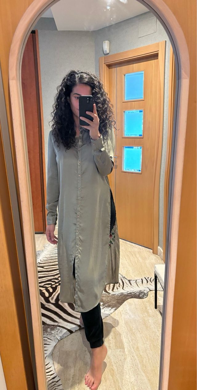 Camisa de raso con estampado bordado