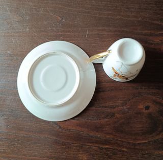 Diverse tazze e piatti antichi e moderni