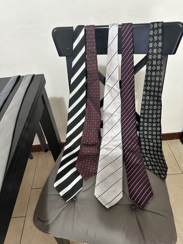 31 Cravatte di Marca nuove singole o in stock!