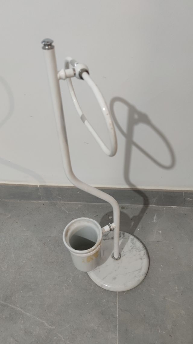 Escobillero y Portarrollos de Baño