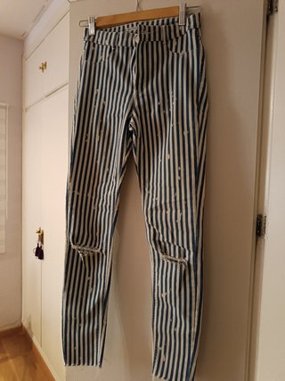 Pantalón vaquero rayas azul y blanco