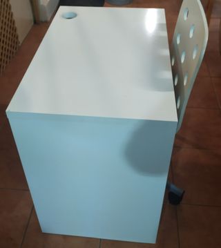 Escritorio y silla.