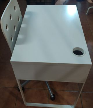 Escritorio y silla.
