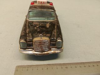 Taxi Mercedes Benz de Bandai