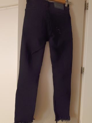 Pantalón vaquero negro pull roto