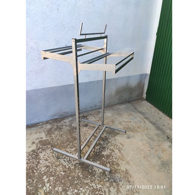 Perchero doble con dos baldas y barras de colgar.