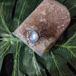 anillo de plata con piedra lunar