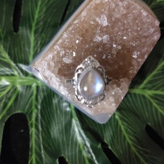 anillo de plata con piedra lunar