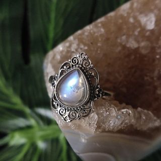 anillo de plata con piedra lunar