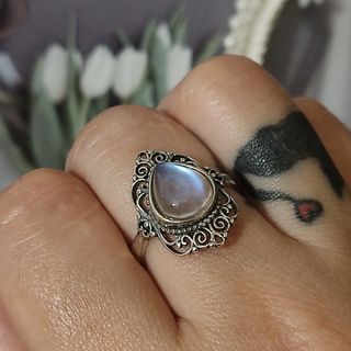 anillo de plata con piedra lunar