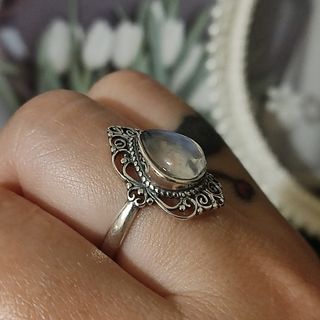 anillo de plata con piedra lunar