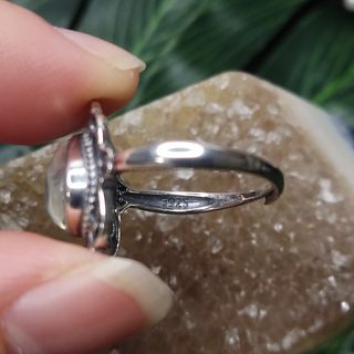 anillo de plata con piedra lunar