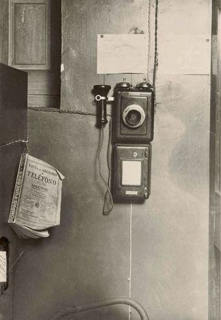 Antigua caja colectora fichas telefónicas nº 7-J.