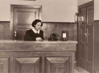 Antigua caja colectora fichas telefónicas nº 7-J.