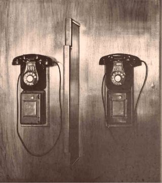 Antigua caja colectora fichas telefónicas nº 7-J.