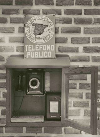 Antigua caja colectora fichas telefónicas nº 7-J.