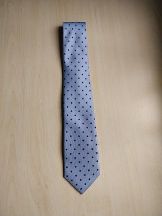 Corbata celeste con puntos negros
