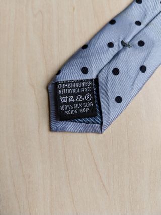 Corbata celeste con puntos negros