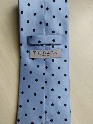 Corbata celeste con puntos negros