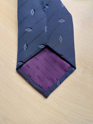 Corbata azul marino con dibujos