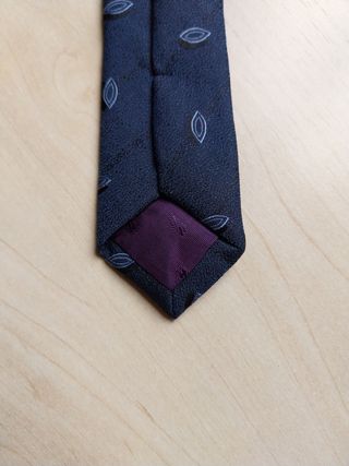 Corbata azul marino con dibujos