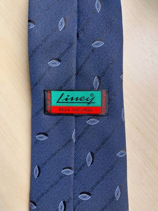 Corbata azul marino con dibujos