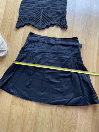 Falda negra plisada acampanada cinturon T.36