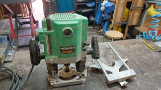 Fresadora / router Hitachi M12SA