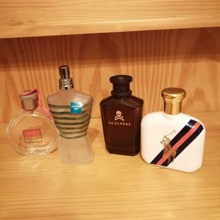 Bottiglie di profumo vuote