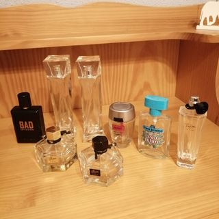 Bottiglie di profumo vuote