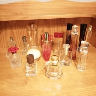 Bottiglie di profumo vuote