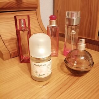 Bottiglie di profumo vuote