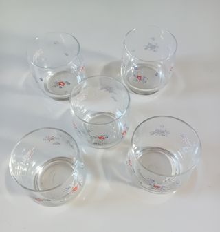 5 vasos pequeños con diseño