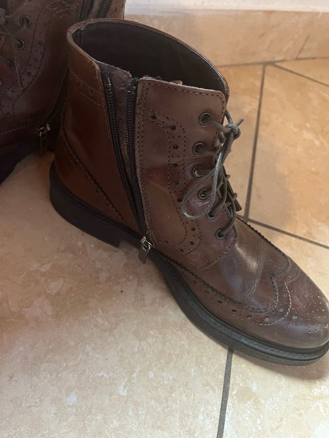 Stivaletto marrone allacciato e con cerniera