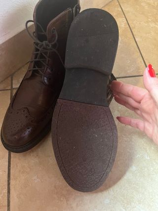 Stivaletto marrone allacciato e con cerniera