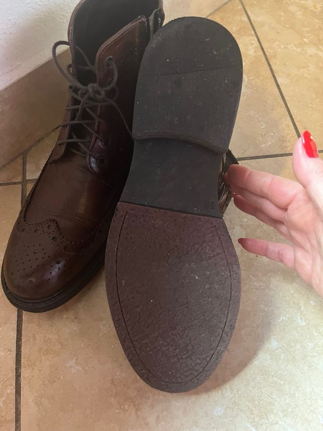 Stivaletto marrone allacciato e con cerniera