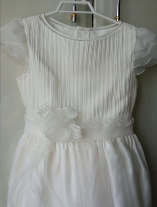 Vestido de comunión con accesorios.