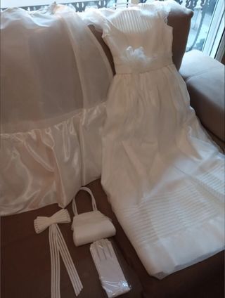Vestido de comunión con accesorios.