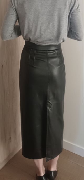 Falda Zara polipiel negra. Nueva