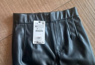 Falda Zara polipiel negra. Nueva