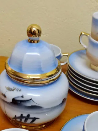 JUEGO 12 TAZAS DE PORCELANA CHINA, CAFETERA, JARRA