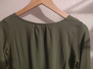 Camiseta verde. Marca trucco
