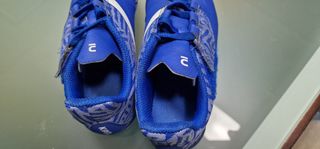 Botas futbol Kipsta talla 31. Multitaco.