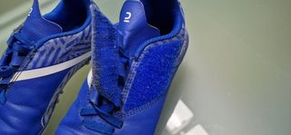 Botas futbol Kipsta talla 31. Multitaco.