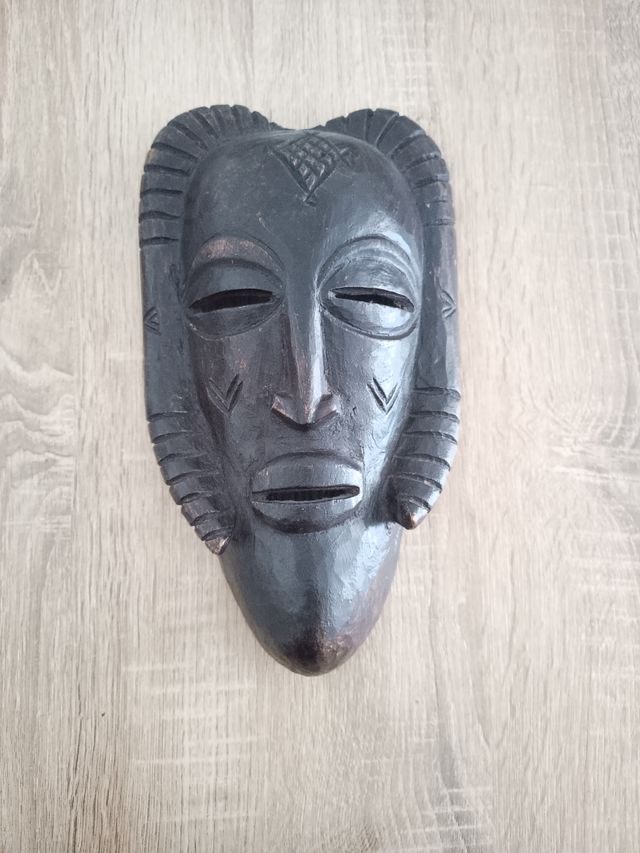 Mascara africana madera