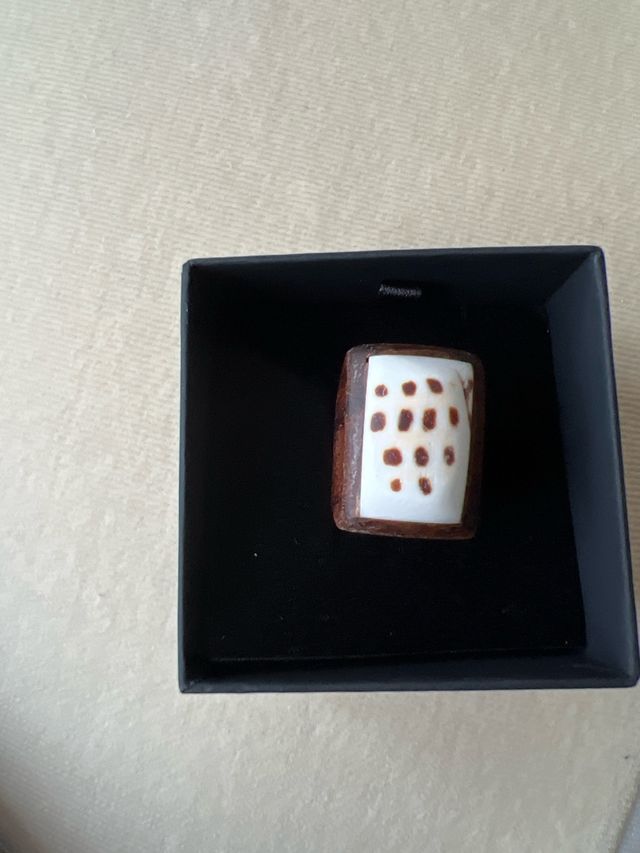 anillos de diferentes colores.