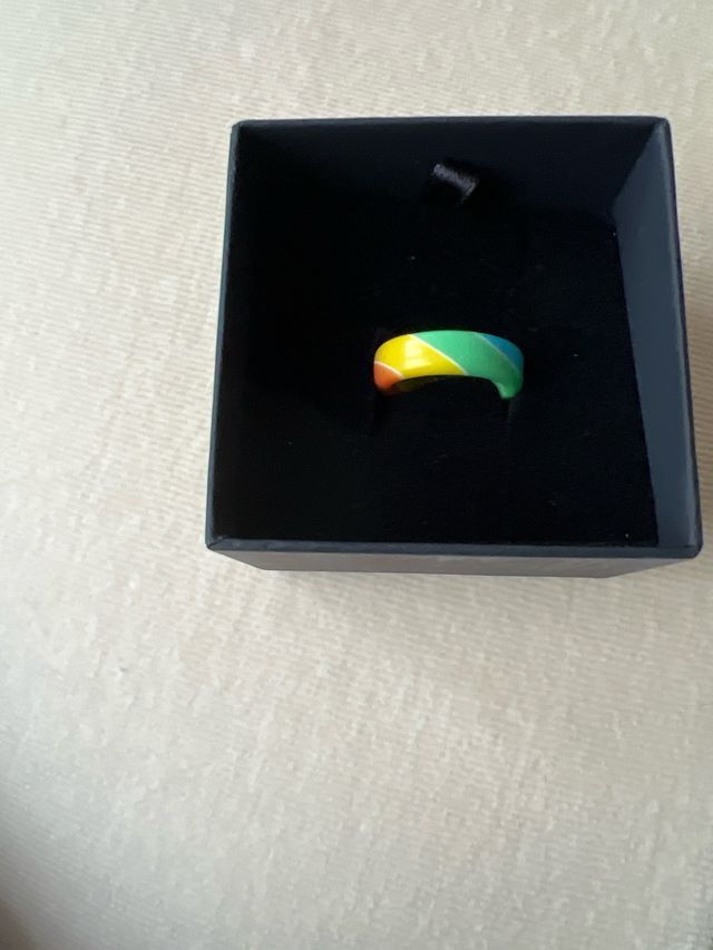 anillos de diferentes colores.