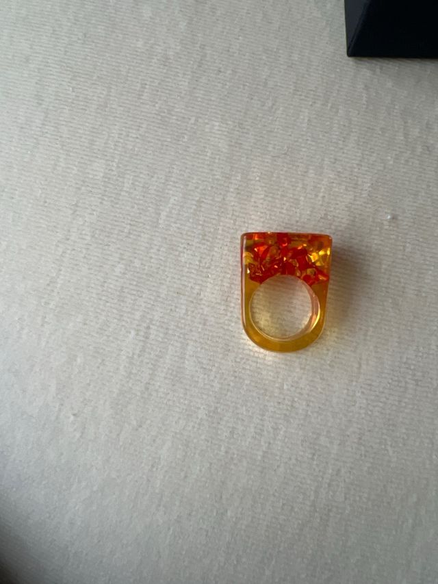 anillos de diferentes colores.