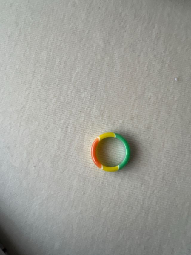 anillos de diferentes colores.